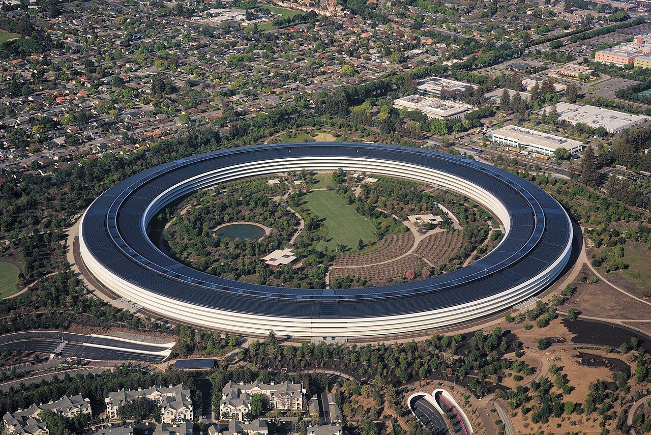 Apple Rebuilds Siri and Wires AI Through Its Operating Systems